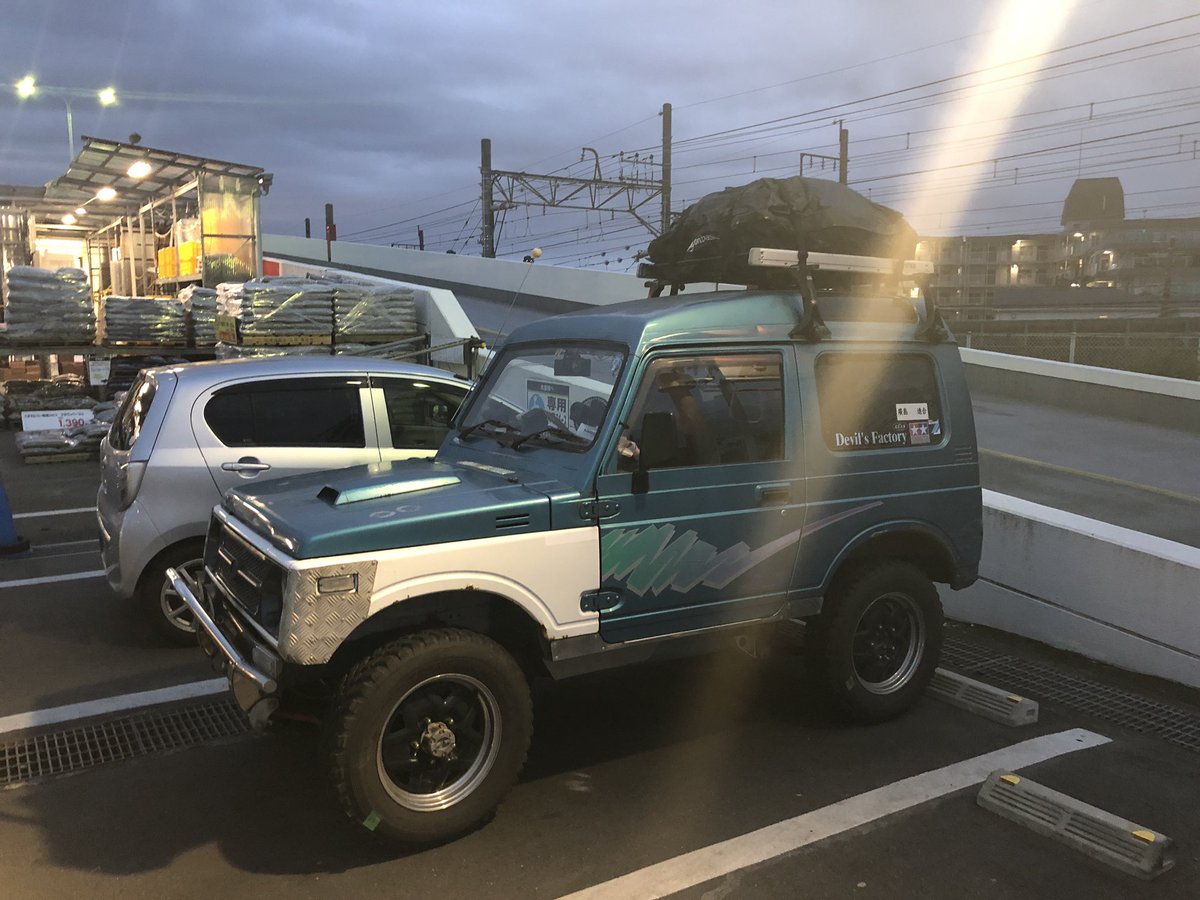 悪魔工房主宰 バイク馬鹿 減量中 ルーフバッグを使うにあたり ミニ脚立をリヤ座席に積んだら 普段はリヤ座席に積んでたガスランタンとクーラーボックス が置けなくなってしまったのでいつもと違う積み方を やっぱり 収容がもう少し小さい薪ストーブ