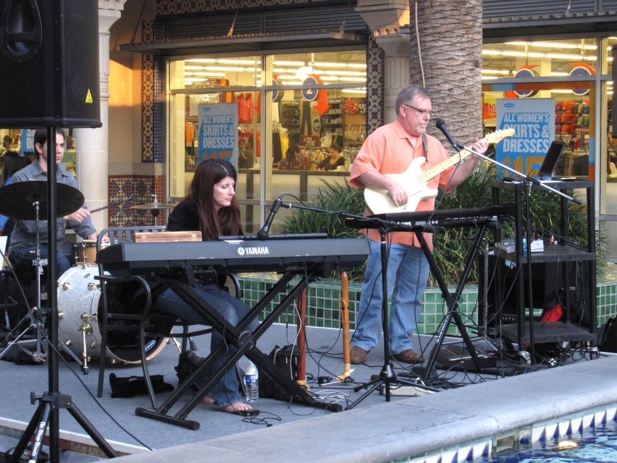 KoriLCarothers's tweet image. I love performing outdoors. This was a few years ago at the Irvine Spectrum, performing with John Luttrell, and Kal Drakopoulos.  #socal #irvinespectrum  #livemusic #musicianlife @irvinespectrum photos courtesy of John Luttrell