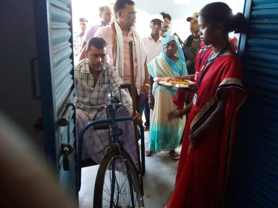 ceojharkhand's tweet photo. लातेहार: पलामू लोकसभा क्षेत्र अंतर्गत लातेहार जिले में मतदाता उत्साह के साथ सुबह से ही मतदान करने के लिए कतारों में लगे हैं। 

#CEOJharkhand #SVEEPJharkhand https://t.co/zSVnu0FQiu