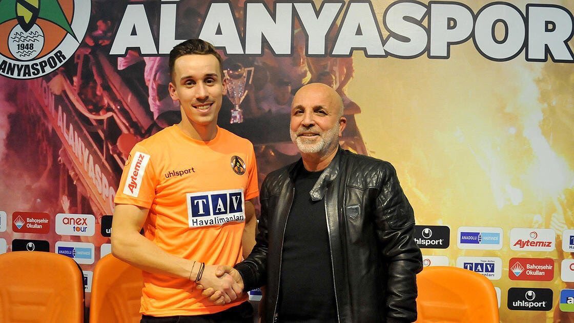 7 Spieler vom türkischen Erstligisten #Alanyaspor haben sich gestern bei einem Unfall mit einem Minibus verletzt, der tschechische Stürmer Josef Sural (28) erlag heute Morgen seinen Verletzungen. Der Bus war auf dem Rückweg von Auswärtsspiel bei #Kayserispor. (1/2)
#SüperLig