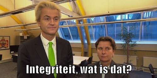 ton_aarts's tweet photo. @geertwilderspvv @pvvfaber Mooi. De quootjes uit 2013, naast die 79 PVV voorbeelden van hoe 't echt gaat:
"De PVV wil de ramen opengooien” zegt ze „om de muffe regentenlucht te verdrijven”
Faber klaagt dat "de politiek in Gelderland de mond vol heeft over integriteit, maar wegkijkt als aankomt op feiten” https://t.co/ielE1uo4hJ