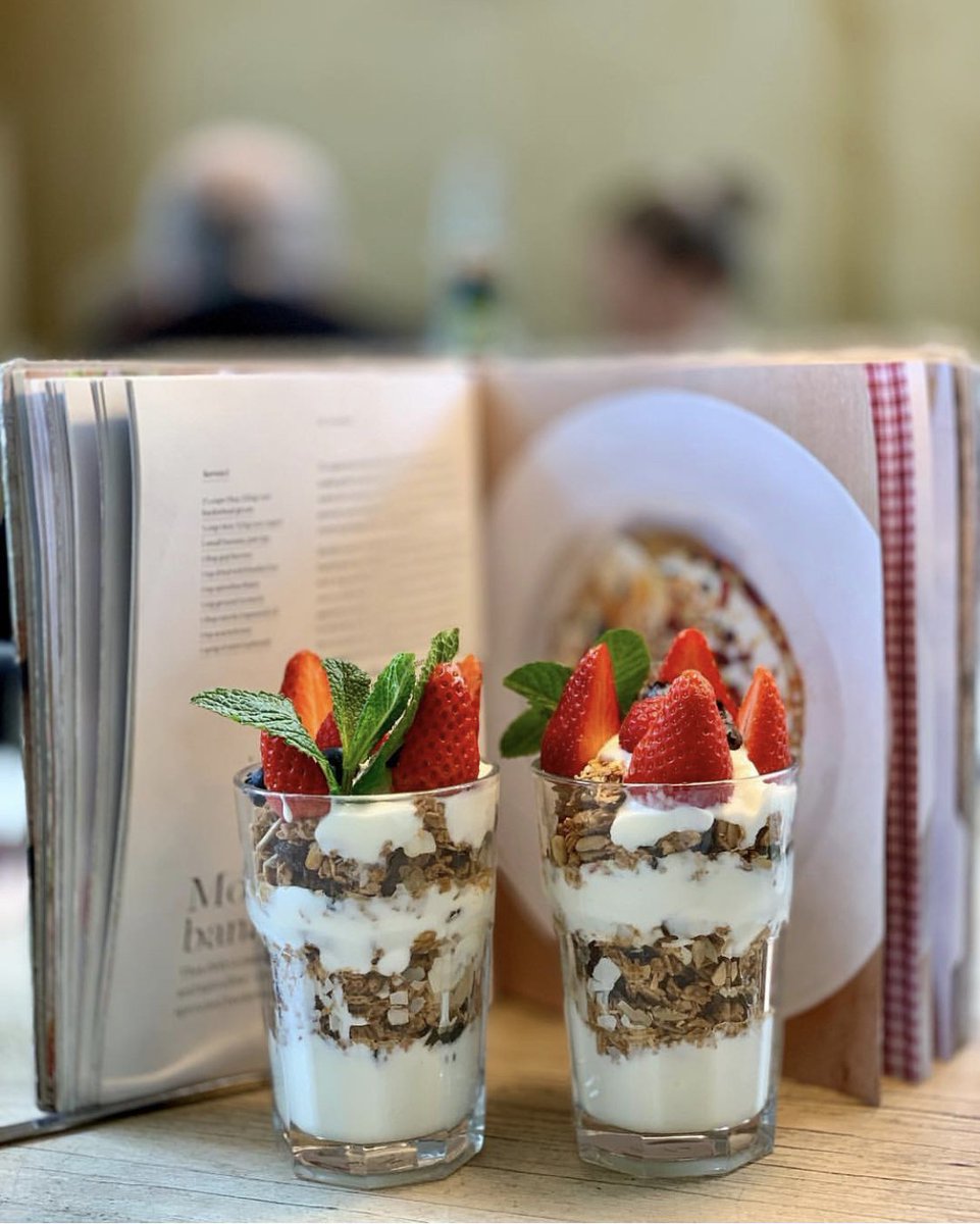 Voici une motivation du lundi pour vous. Repartez du bon pied avec notre Granola Parfait 🍓 #startfresh #MondayMotivation 

📷 @vegefied_