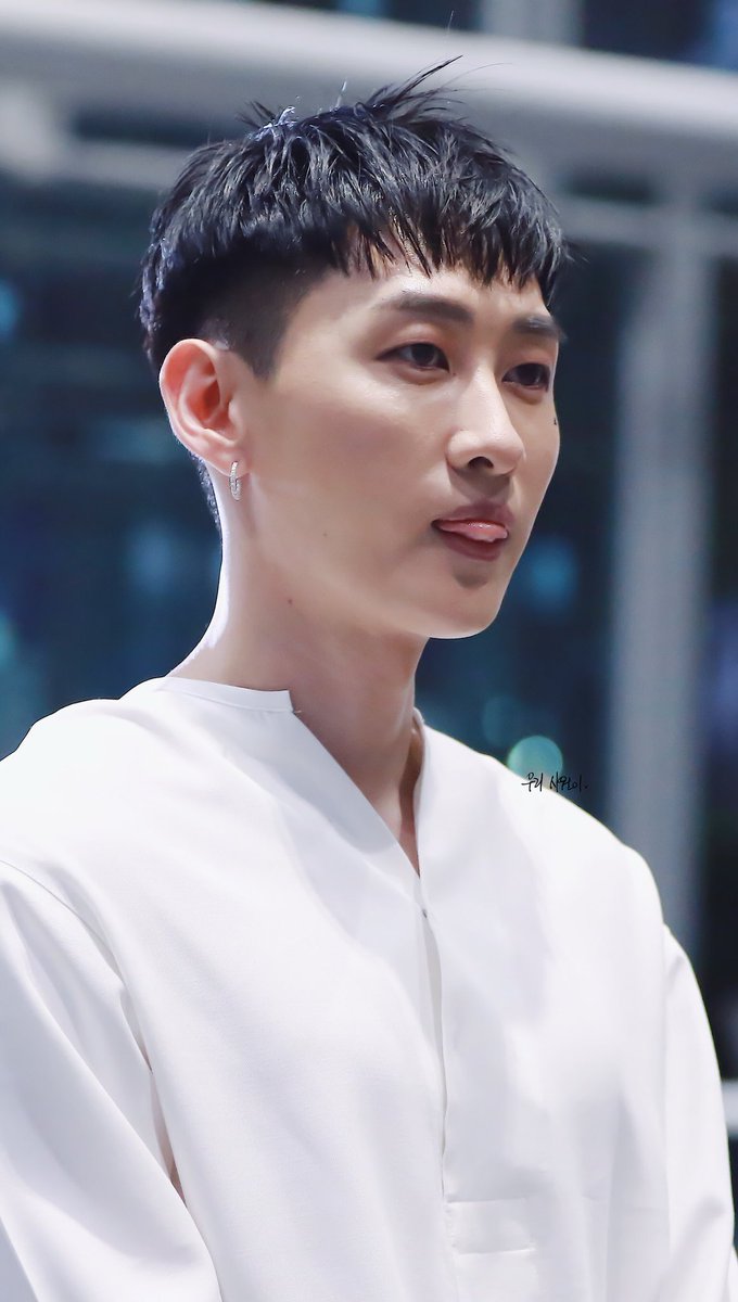 sunnns1's tweet photo. 20190423 SBS THESHOW 퇴근 ✨LEE/HYUKJAE✨ 
@AllRiseSilver  #SuperJunior⁠ ⁠⁠ ⁠⁠ ⁠  #은혁 #Eunhyuk #이혁재 #땡겨 https://t.co/IvfJpzbnH3
