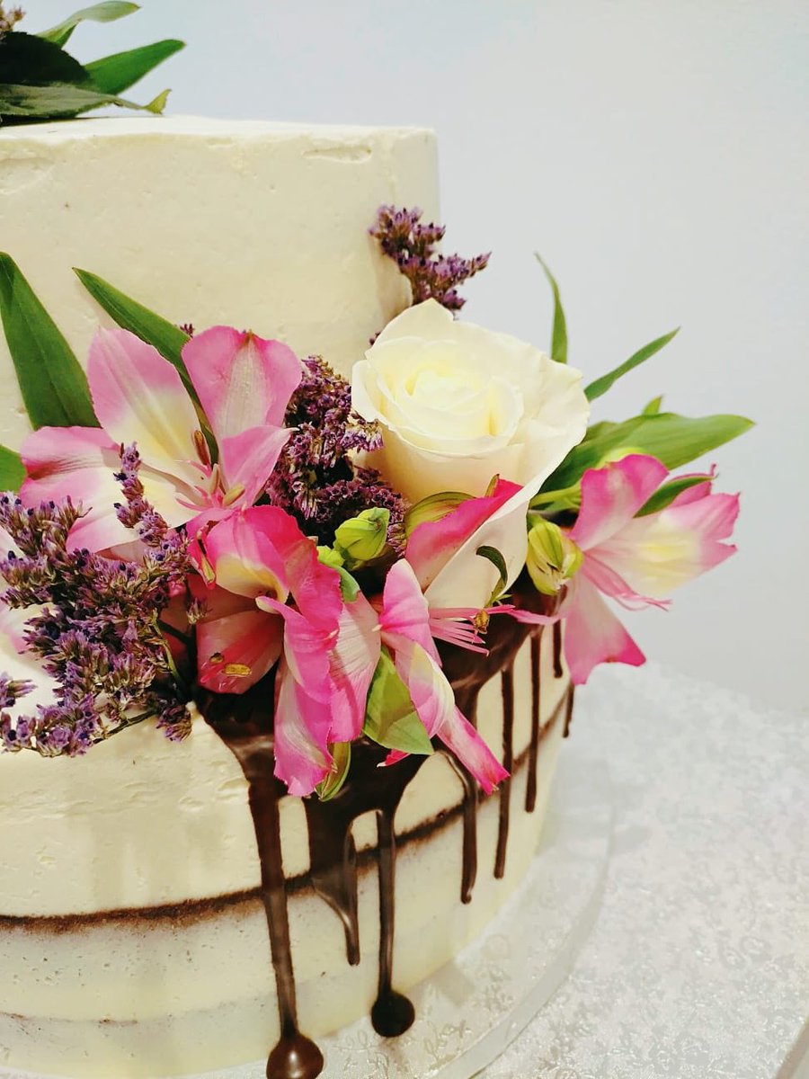 TuTartaBakery's tweet photo. ¡Feliz lunes!
Que esta semana sea bendecida y cargada de buenas energías... Como esta #NakedCake de #Boda 👰🏻💍🤵🏻con dip de chocolate y decorada con unas hermosas flores naturales. 
¿Te casas? ¡Agenda ya tu cita con nosotros!
Contáctanos al 💌pedidos@tutarta.com ó al 📲922272170. https://t.co/H1FZDVYS6D