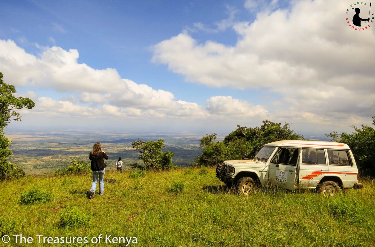 Treasures_Kenya's tweet photo. #DYK Oldonyo Sabuk National Park towering at about 2,145m is indeed  an “Ultimate Panoramic Experience” with awesome views of Mount Kenya and even as far as Kilimanjaro on a clear day 🌅🙌☺️⛰
#MondayMotivation #TreasureKenya #TembeaKenya #MagicalKenya #HikingKenya https://t.co/1It0PUc47N