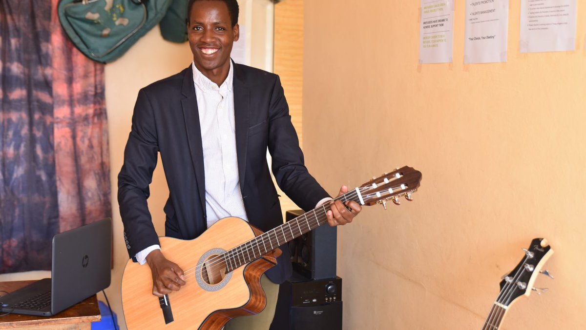 UNHCR_Kenya's tweet photo. Eric Museveni is a #Congolese #refugee, mentored by @OCTOPIZZO in #music. With the knowledge, he founded Bortopa Music School in #Nairobi 🇰🇪.  

So far, he has trained 20 refugees +5 #Kenyans. 🔗https://t.co/K5ZzoZVhmK #MondayMotivation #ArtistsforRefugees https://t.co/PJ2H3QOmU7