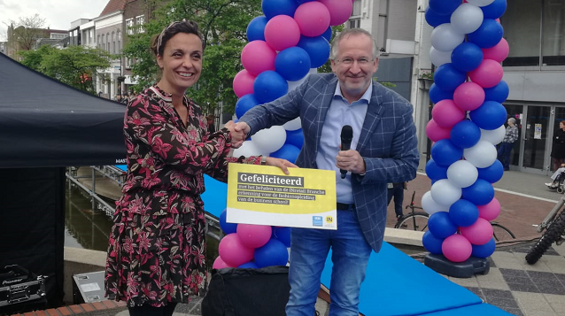Alfacollege's tweet photo. Tijdens Modestad Hoogeveen branche-erkenning ontvangen van @johanschomaker van @INretail voor onze Fashion-opleidingen vanwege sterke samenwerking met fashion/retailers in de regio. Trots! https://t.co/duxQaaDNhd #hoogeveen #modestad #mbo #fashion https://t.co/dMLuPi3q3V