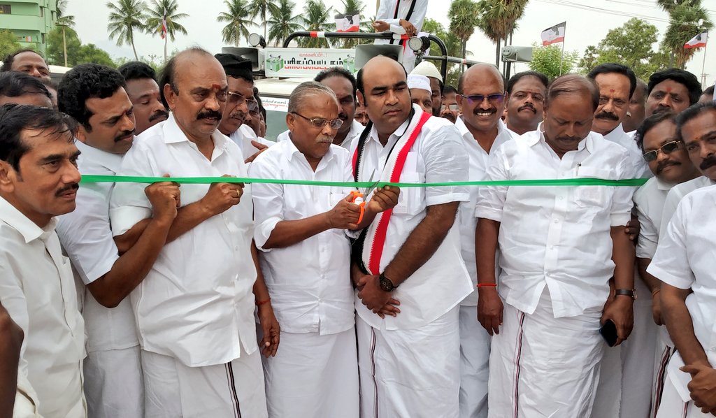 rmanoharanadmk's tweet photo. கழக பொதுச்செயலாளர்,மக்கள் செல்வர் டிடிவி.தினகரன் அவர்களின் நல்லாசியுடன் அரவக்குறிச்சி சட்டமன்ற இடைத் தேர்தலுக்கான தேர்தல் பணிமனை திறக்கப்பட்டது..

#VoteForGiftpack #AMMK #TTVDhinakaran #பரிசுப்பெட்டி https://t.co/mb52r0VAlH