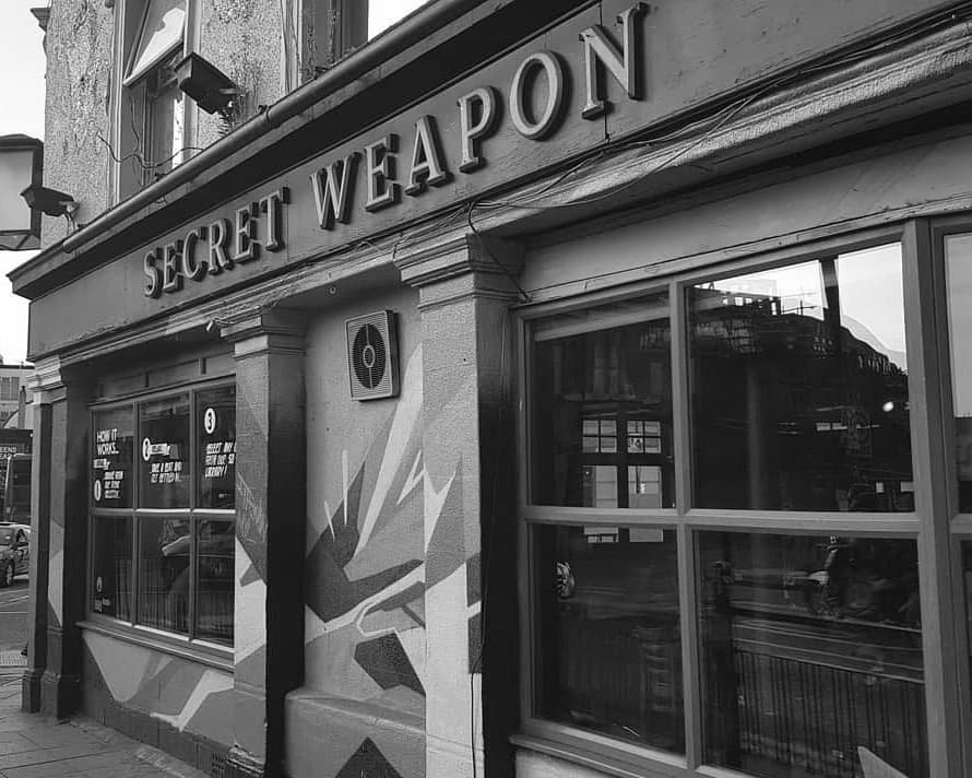 👋🏼
These are the final hours of @SecretWeaponBar as it officially goes under the new title of @EscBarStratford this week!

BUT - it is merely a name change for relaunch &amp; rebranding reasons - the staff, content and atmos will be unaffected!

#Pubs #EastLondon #EscapeBarStratford