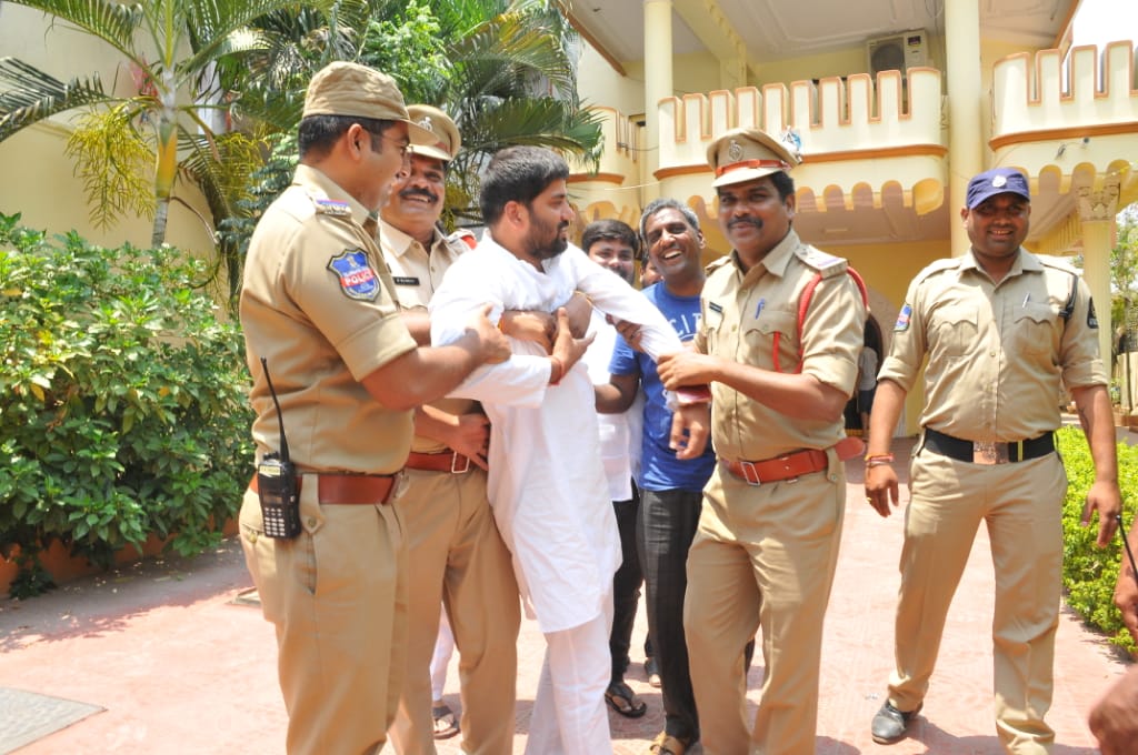 AKY_INCMP's tweet image. Today Morning Telangana Police Forcefully lifted me from my residence and took me to Kanchanbagh Police Station..#FightForJustice #JusticeForInterStudents