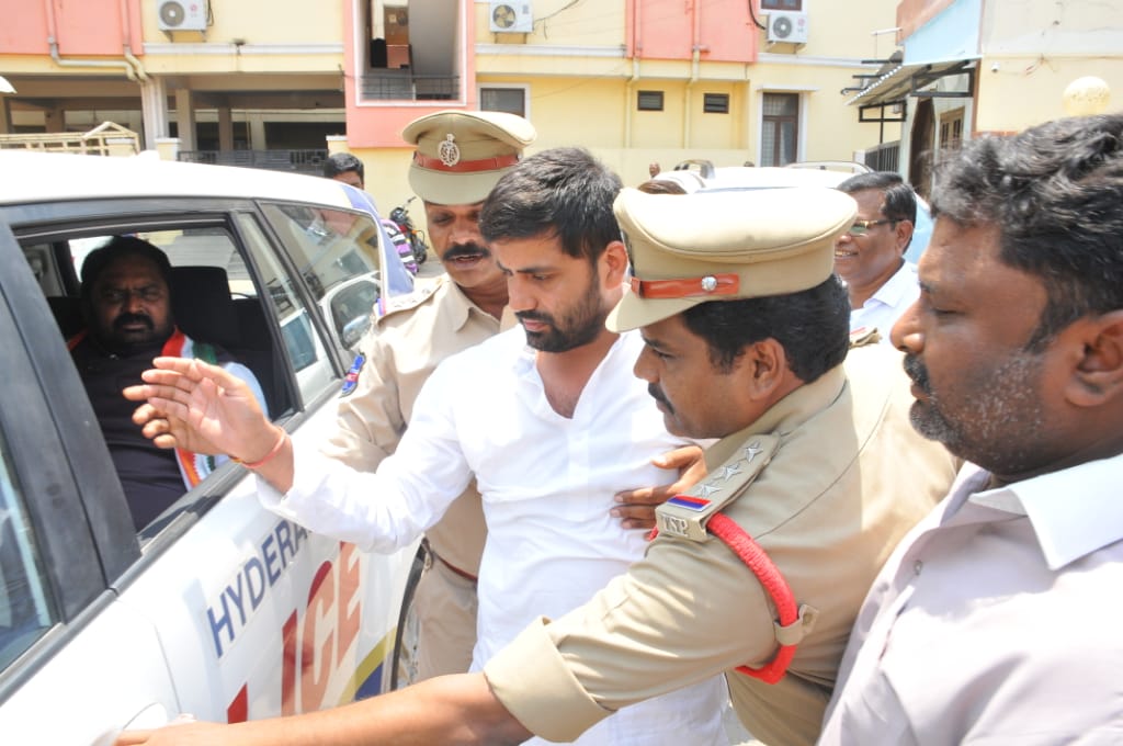 AKY_INCMP's tweet image. Today Morning Telangana Police Forcefully lifted me from my residence and took me to Kanchanbagh Police Station..#FightForJustice #JusticeForInterStudents