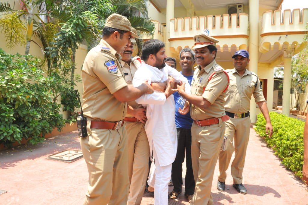 AKY_INCMP's tweet image. Today Morning Telangana Police Forcefully lifted me from my residence and took me to Kanchanbagh Police Station..#FightForJustice #JusticeForInterStudents