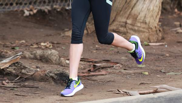 CorporalFarma's tweet photo. Las zapatillas de correr con mucha amortiguación provocan más lesiones, alerta un estudio.
Los hallazgos sugieren que las personas en realidad no cambian la forma en que corren con estas zapatillas.
Ver más en: https://t.co/8le1r9VSaj 
#ejercicio #correr #lesion https://t.co/4CouOavdOr