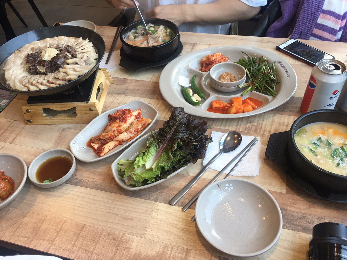 JaohGoAround's tweet photo. เมนูขึ้นชื่อก็เป็น 돼지국밥 (ดเวจีกุกปับ) ฟีลคล้าย ๆ ข้าวต้มหมู แต่จ๊ะไม่ได้ทานเมนูนี้นะ ของจ๊ะสั่งเป็น 수육 (ซูยุก) คล้าย ๆ โพซัม แต่ไม่ใช่ พร้อมซุนแดเสิร์ฟมาด้วยกันในเซ็ต ซึ่งอร่อยกว่าที่คิด ทานกับข้าวสวยก็คือดีงามมม ❤️❤️❤️
#JaohGoAround #JaohGoAbroad
#รีวิวเกาหลี #รีวิวปูซาน https://t.co/J2btOCtx1T