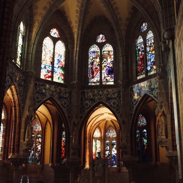 rfalonso's tweet photo. Antoni Gaudi designed this Neo-Gothic palace as a castle, temple and stately home, it’s one of only three buildings by Gaudi outside Catalonia and the stained glass in the chapel is just stunning #caminodesantiago #astorga #gaudi #photooftheday #photogra… https://t.co/lUqjpKWj7K https://t.co/fFCb1IiTfp