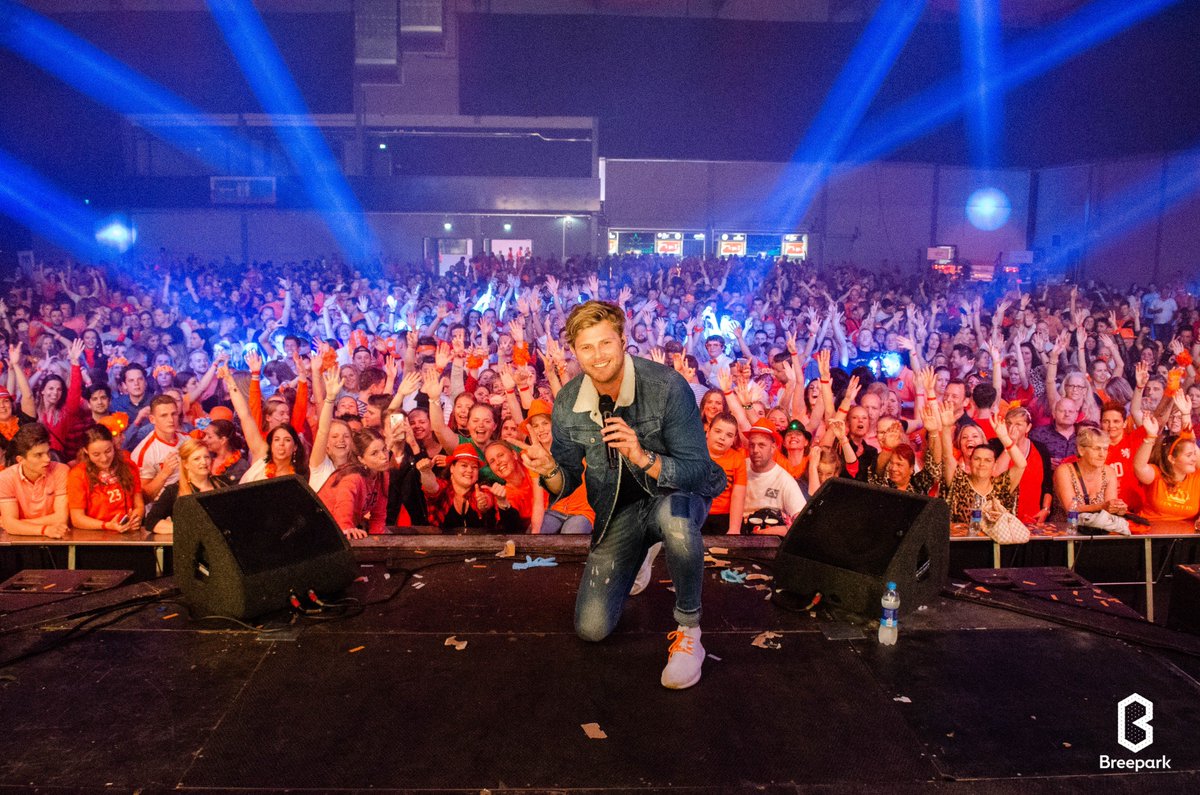 WAUW! Koningsnacht in Breepark zit er weer op met De Helden van Oranje! Het was één groot feest, wat een gezelligheid met <a href="/snollebollekes/">Snollebollekes</a>, <a href="/GebrRossig/">Gebroeders Rossig</a>, #TinoMartin, <a href="/timdouwsma/">Tim Douwsma</a> en nog veel meer! ❤️ Houd onze pagina in de gaten want meer foto's volgen morgen! 📸