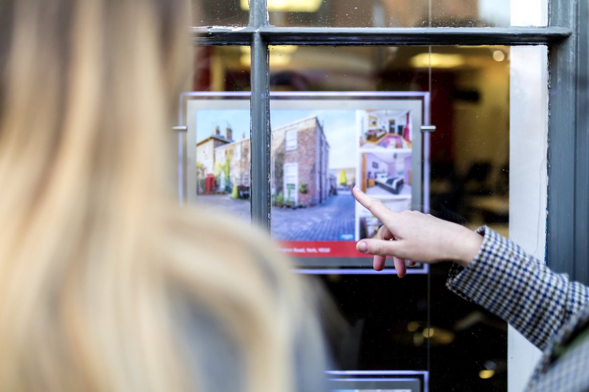 asktheEA's tweet photo. Today’s podcast episode is now live. What credentials should you look at when choosing an Estate Agent? #podcast #property #estateagent #asktheestateagent https://t.co/1ycnHWDI0i https://t.co/q71hTCvf1V
