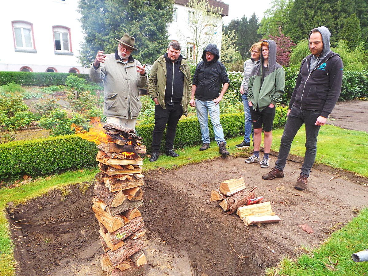 LHasetal's tweet photo. Das war der erste #TerraPreta-Workshop im #Hasetal in diesem Jahr! Diesmal im Jugendkloster Ahmsen!  Terra Preta macht das Düngen überflüssig, steigert Erträge und reduziert Co2. Ein Muss für jeden (Hobby-)Gärtner!

Der nächste Termin findet am 10. Mai in #Löningen statt! https://t.co/lGJILUFCHZ