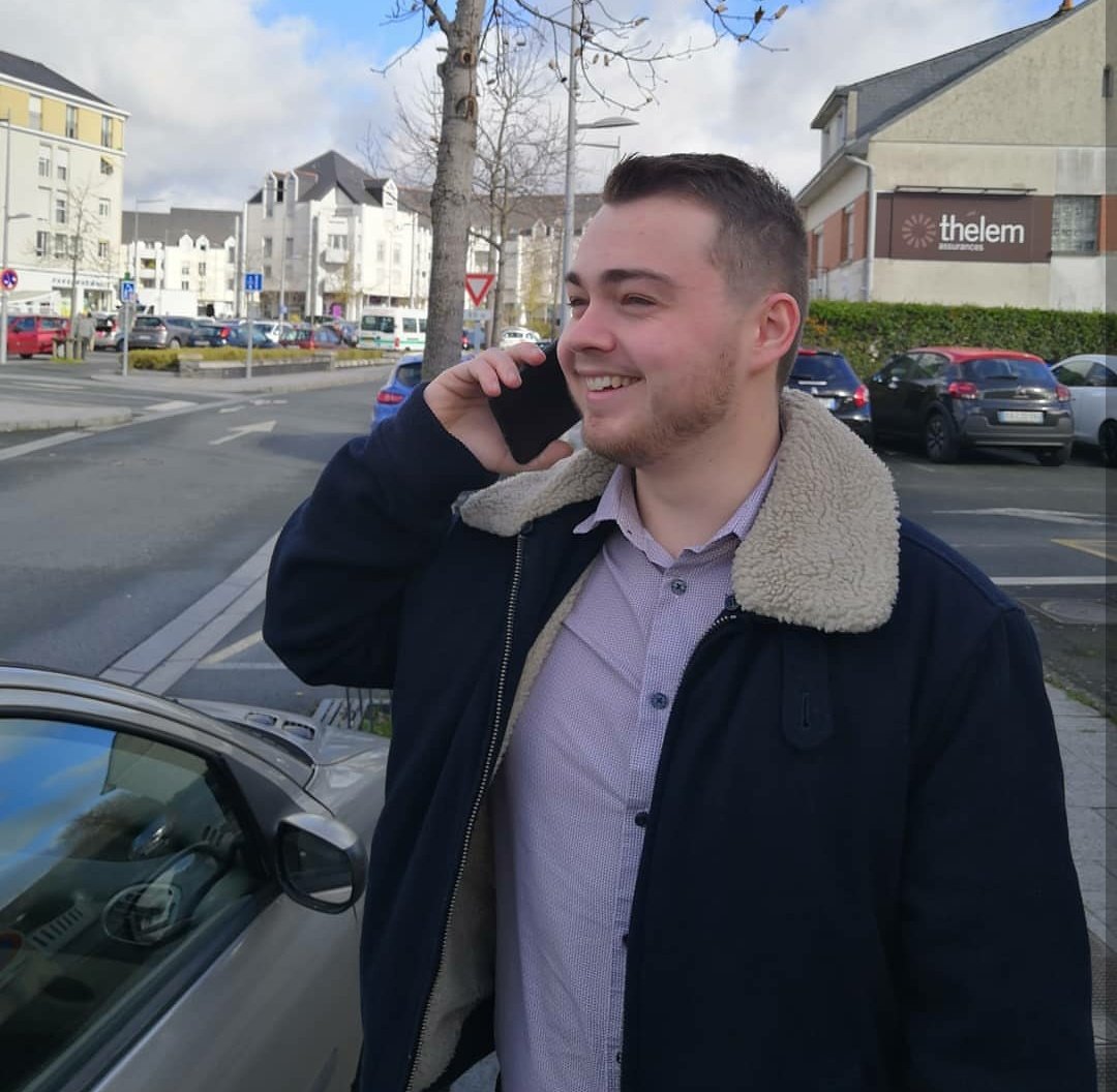 HumanumRaid's tweet image. Bonjour! Moi c'est Victor, 18 ans, première année de prépa intégrée en école d'ingénieur, et vice-président de l'association! J'adore l'humour, faire rire et sourire les gens important pour moi!
J'ai décidé de faire cette expérience pour l'humanitaire, la solidarité et le voyage