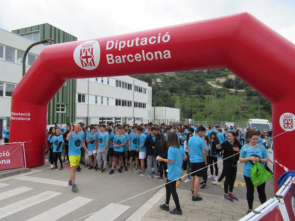Ajuntament de Torrelles Twitter પર: "Prop de 300 nois i noies van celebrar  el dia de l'Esport al Carrer! El jovent de l'Institut va organitzar una  cursa de gairebé tres quilòmetres i