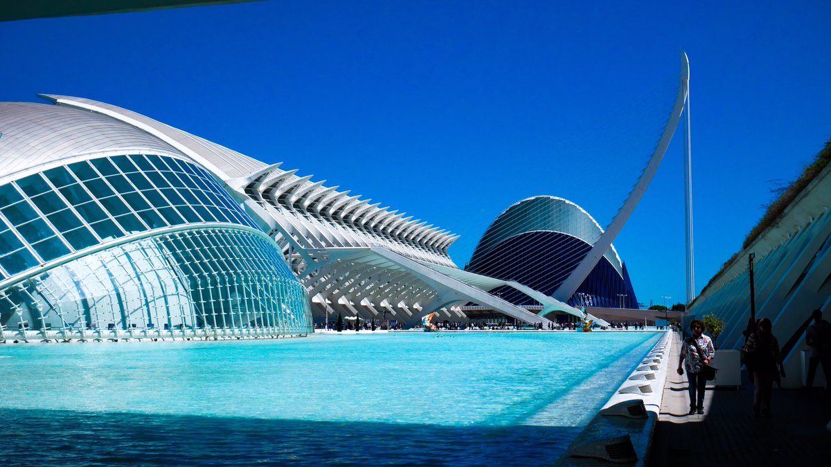 ふかやん Stand Fmほぼ日配信 En Twitter スターウォーズの惑星に 飛んできたかのような景色 ジェダイが修行してそうな建物 雲など存在しないかのような青空 みなさん Gwの予定を今から変更してスペイン バレンシアに来ませんか バレンシア 芸術科学都市