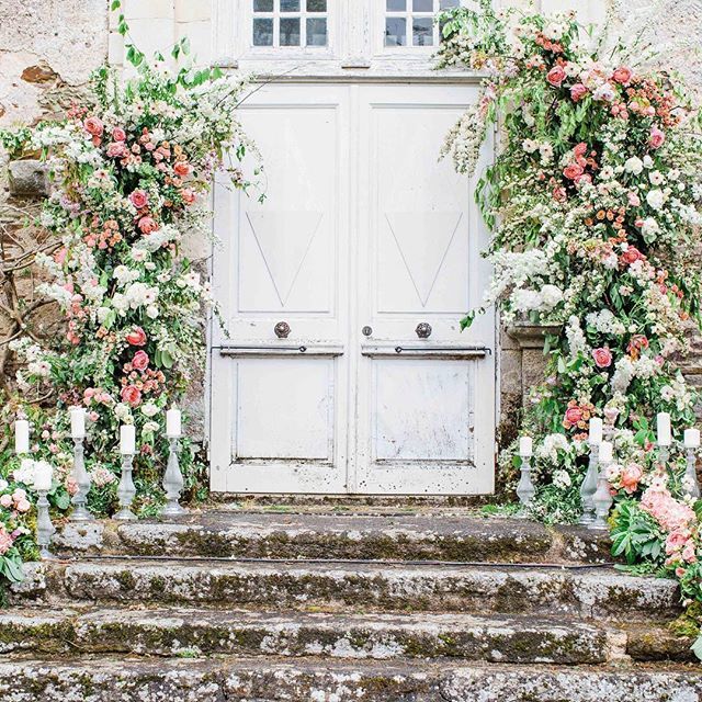 GATEWAY-  created by the attendees on the first day of our workshop all #foamfree #sansmousseflorale #emilyfloralclasssabine #frenchfloralworkshop #chateauxlepordor #frenchflowerclass bit.ly/2GQ3dPa
