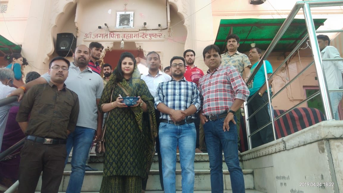 sakshijoshii's tweet photo. एकमात्र ब्रह्मा जी का मंदिर और अजमेर शरीफ़ दरगाह, एक ही दिन में दो बार आशीर्वाद मिल गया मुझे 😊 https://t.co/vlHedqSiea