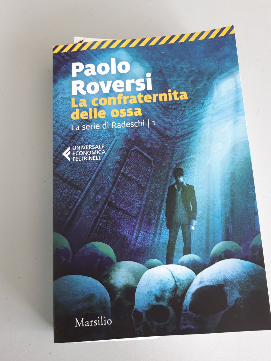 Questa settimana sto leggendo 'La confraternita delle ossa' di @paoloroversi approfittando dell'offerta di @MarsilioEditori '2 Libri a 9.90' Con un giovane Enrico Radeschi  in una Milano di inizio millennio. #leggeresempre #EnricoRadeschi @MilanoNera