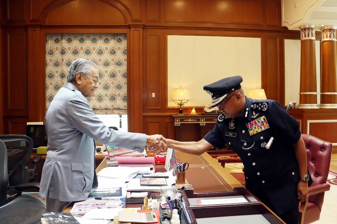 Setinggi2 penghargaan &amp; ucapan terima kasih kpd YAB PM <a href="/chedetofficial/">Dr Mahathir Mohamad</a>. Saya amat berbesar hati dpt berkhidmat di dlm <a href="/PDRMsia/">Polis Diraja M'sia</a> selama 35 thn dan menerajui pasukan bagi tempoh 1 thn 7 bln. Semoga jalinan ukhuwah antara kita kekal bersemi selamaya. InsyaAllah. <a href="/KDNPUTRAJAYA/">KDN🇲🇾</a>