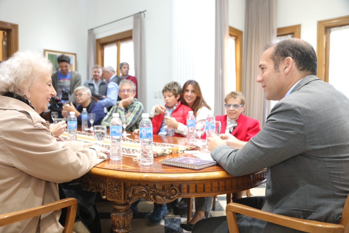 OmarGutierrezOk's tweet photo. Hoy recibí en Casa de Gobierno a la presidenta de la asociación Abuelas de Plaza de Mayo, no dudé en declararla Huésped de Honor por su trayectoria en la promoción, protección y restitución de los derechos humanos. ¡Bienvenida a #LaMejorProvincia! https://t.co/RxwQWv2VBm