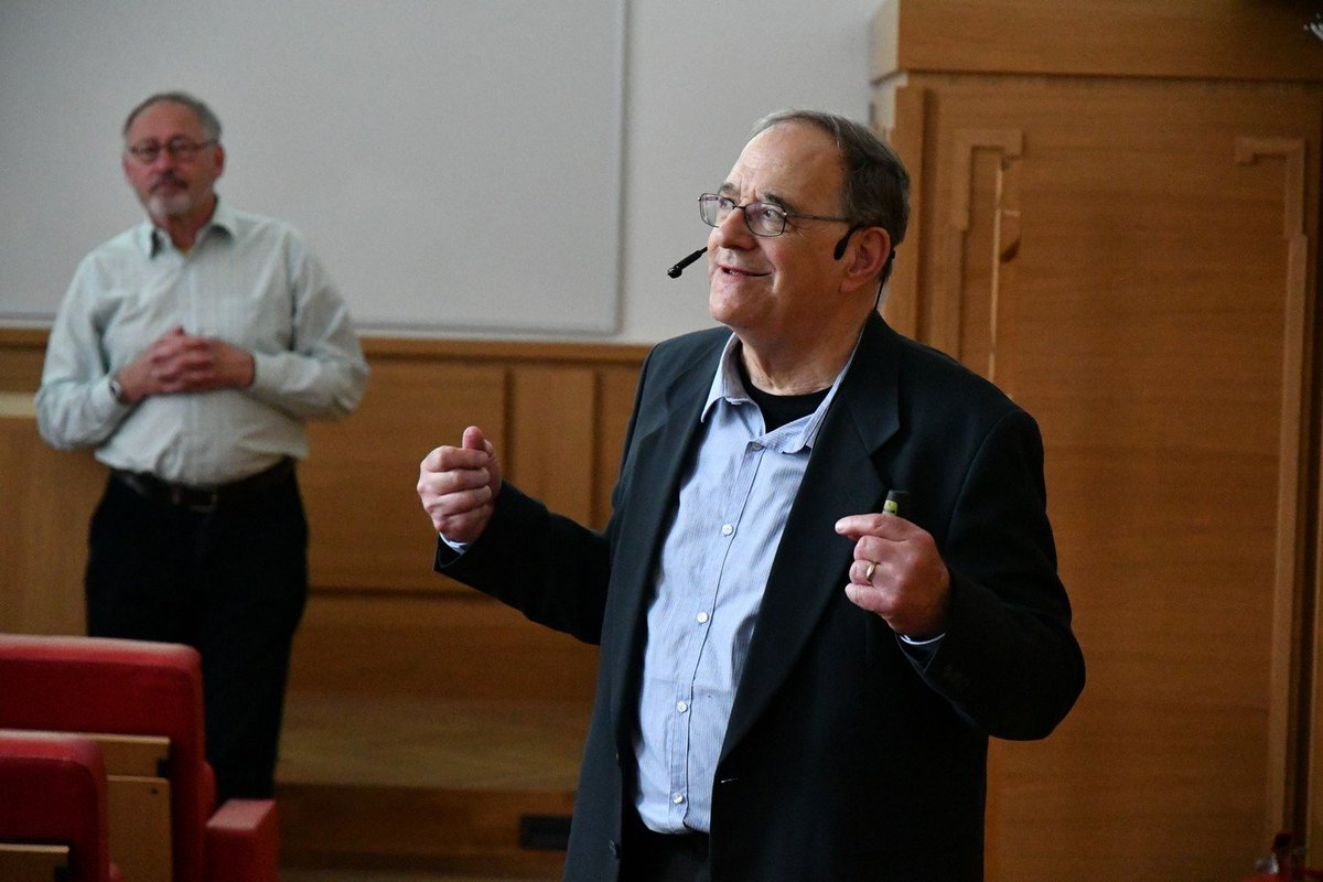 IOCBPrague's tweet image. Happy to have Prof. Ron Naaman (@WeizmannScience) for an #IOCBInvitedLecture at #IOCBPrague today talking about how polarized spin and chiral molecules affect our life.