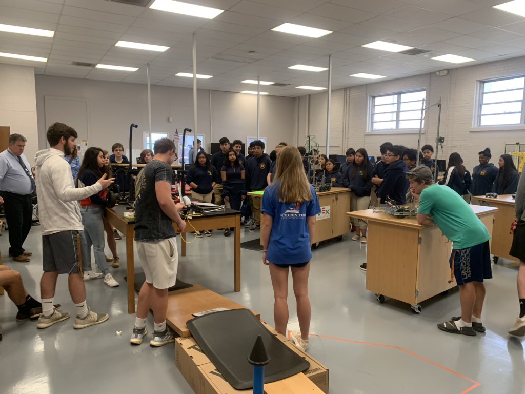 nxt_lvl_tech's tweet photo. Had a wonderful time presenting what’s happening here at the NEST to Knox and Southeast 8th grade students. Love seeing all these future hornets!!! https://t.co/q65lZMGxVN