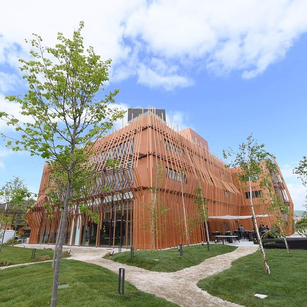 sdavite110's tweet photo. Se puoi sognarlo, puoi farlo.
Loro lo hanno immaginato e desiderato. Oggi è realtà: il nuovo #hub di #FmtsGroup.
#buildings #architecture #headquarter #Formazione #lavoro #team #mezzogiornochesale
#sud❤️ tra poco l'inaugurazione
con il Presidente di @Confindustria Enzo Boccia https://t.co/usWAv1TtcM