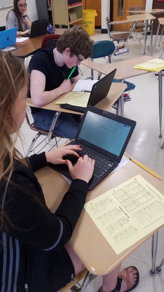 Michele_Dirkx's tweet photo. Station Teaching in Fish's room to work with Active & Passive Voice! Groups used Classroom & edited their own essays, exploded sentences with descriptive words, reworked passive sentences & used a mentor text to see the benefits of active voice. #CatchingExcellenceInSCSD https://t.co/N3PXvAjFPv