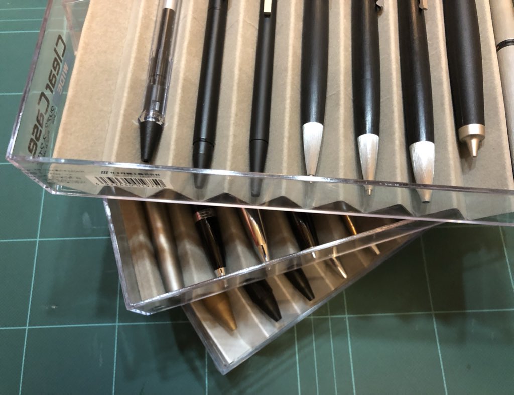 ট ইট র Gaku 連休中の工作のひとつ ペンを仕舞うコレクションケースが高価なので 100円のクリアケース と 貼れる布 工作用紙で自作しました 自分でペンにいくら散財したか考えたくない 元からあるケースと合わせるとペンの総数 本 W ゞ 自作