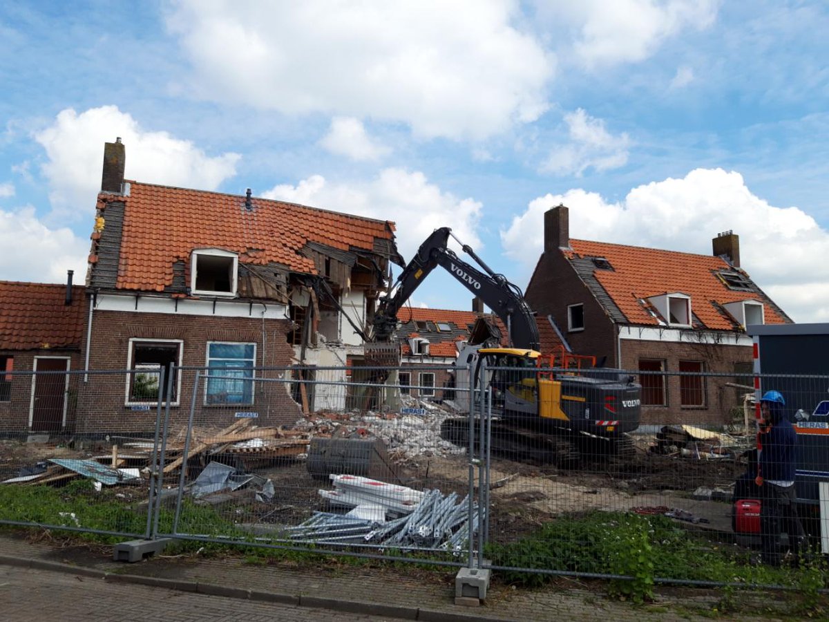 degrootf's tweet photo. Sloop op Noordmanlaan De Kwakel is gestart! Na de sloop gaat @Plegt_Vos nieuwbouw realiseren in opdracht van @EigenHaard. Voorbereiding en begeleiding sloop door @WarecoNL https://t.co/EGvWluTryD