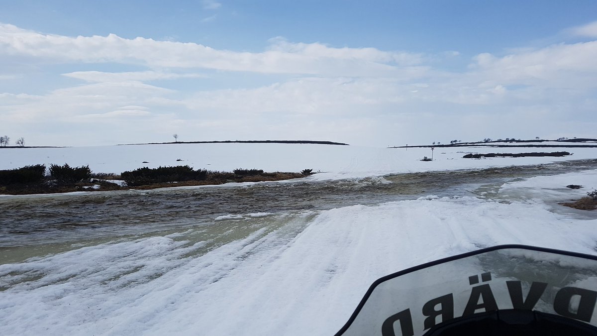 skoterleder's tweet photo. Leden från Fjällnäs och upp mot fjället är nu stängd.
Är man van chaufför så är det fortfarande åkbart från Ramundberget och upp på fjället. Många vattendammar och bäckar öppna på fjället så kör försiktigt! https://t.co/aNjLeDND5a