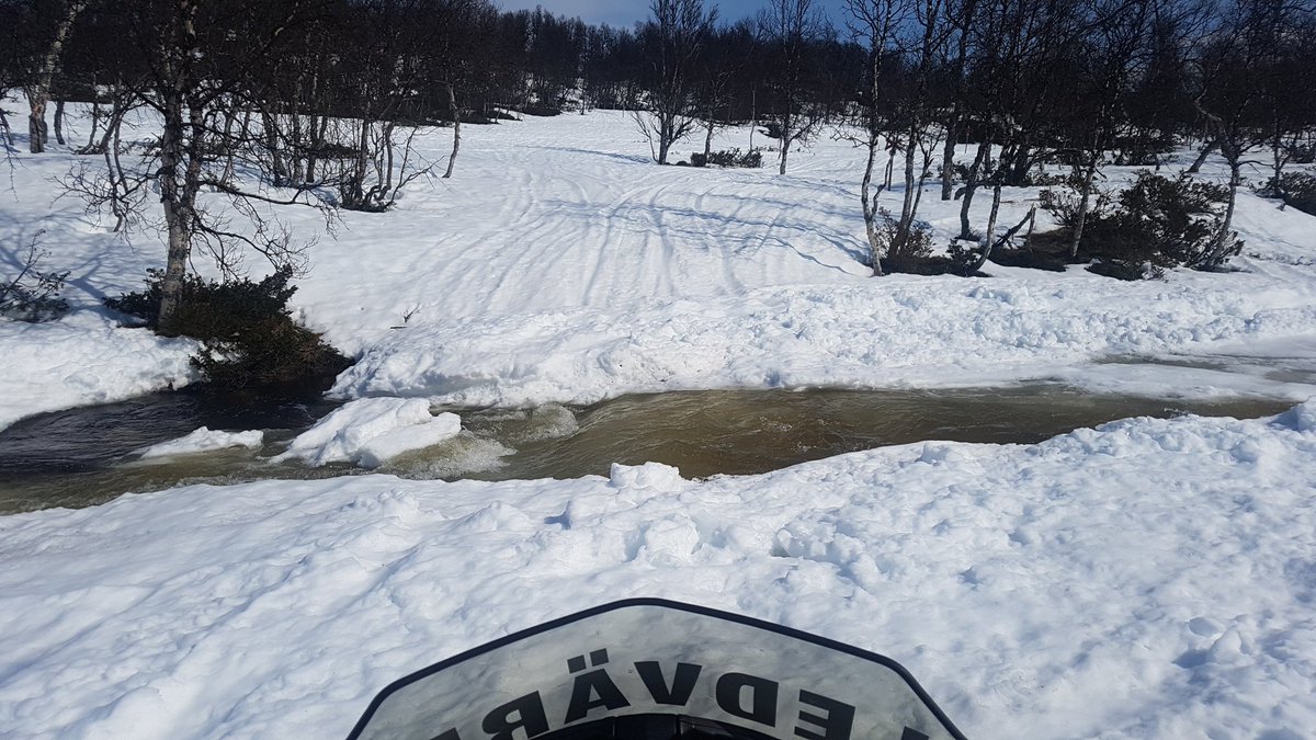 skoterleder's tweet photo. Leden från Fjällnäs och upp mot fjället är nu stängd.
Är man van chaufför så är det fortfarande åkbart från Ramundberget och upp på fjället. Många vattendammar och bäckar öppna på fjället så kör försiktigt! https://t.co/aNjLeDND5a