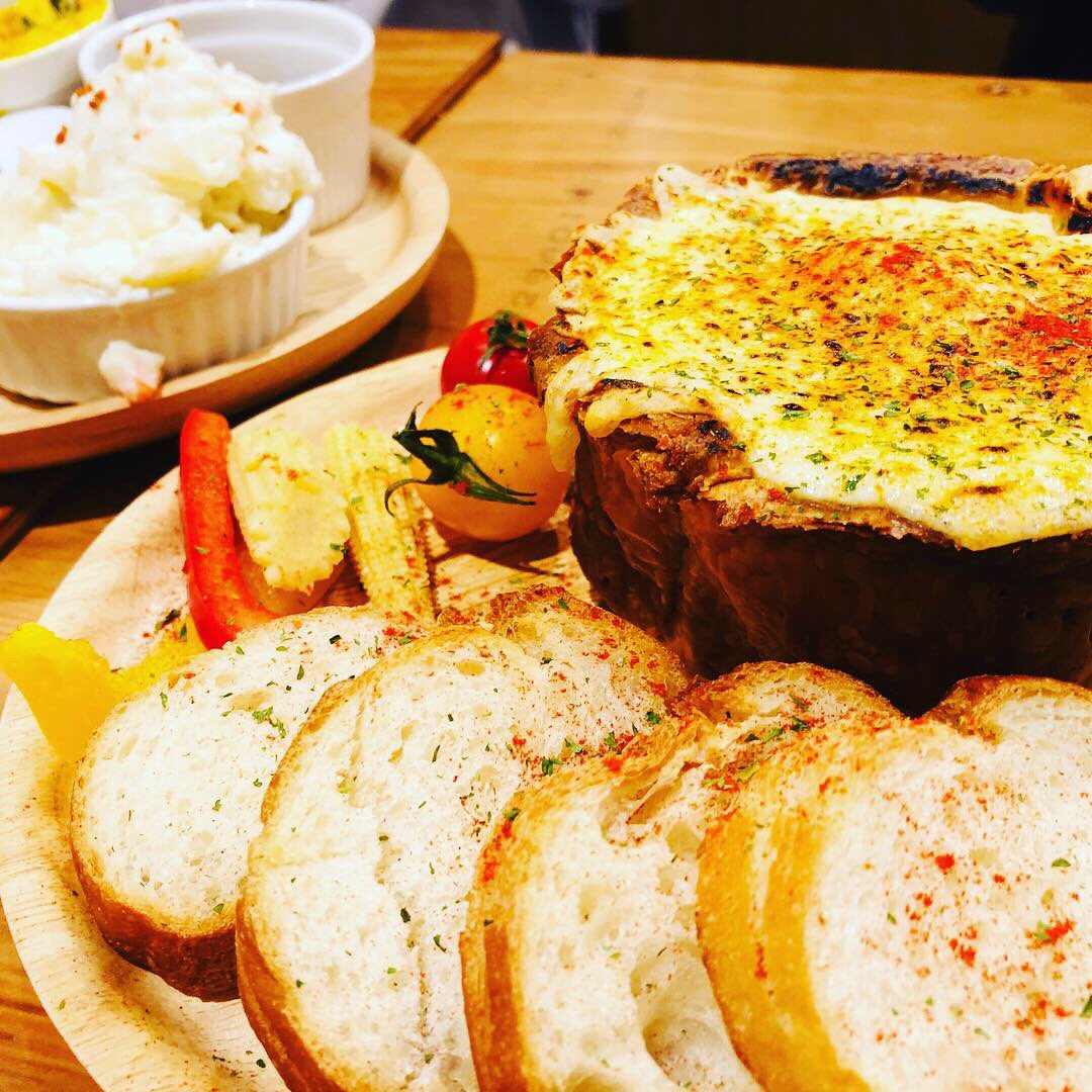 sanadeco378's tweet photo. 久々の飲み会🍻

食事も美味しく
お酒も進んで
喋って、笑って、食べて、吞んで

みんなの止まらないトークで
今回も時間があっという間ーー笑💦

楽しかったあーー(*´∀`)♪

#cheesestyle #GYOZAbar
#ストレス発散 ＃女子会 https://t.co/lOn8pfIvYr