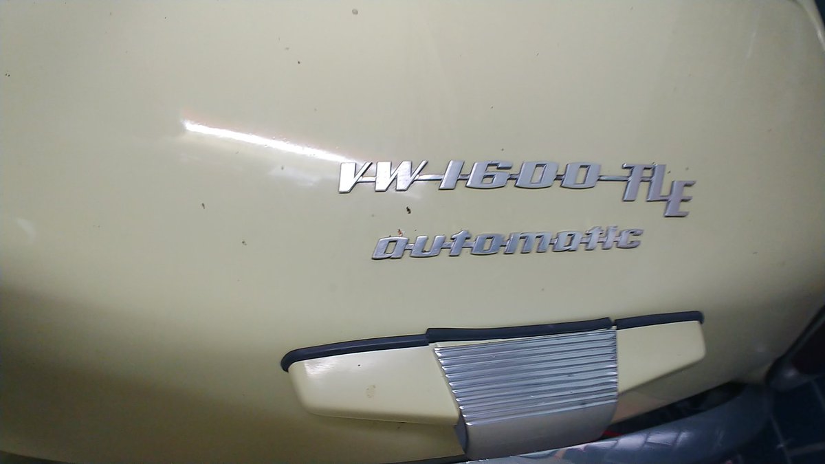 VW16002's tweet photo. Ich bin ein #TLE, also ein Einspritzer. Und dann noch ein #Automatic. Ist echt selten unter den #TYP3  #VW1600er https://t.co/ZwtxvSLH7z