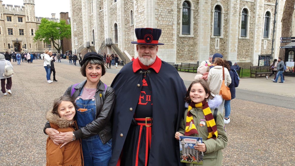 shlurder's tweet photo. Visited @TowerOfLondon at the weekend, am so lucky to live so near and have it all on our doorstep, big up to Yeoman Scott Kelly #409 who was by his own admission the best looking Beefyeater 😉 #ThatCapeTho 💛 https://t.co/jyDTINvEu9