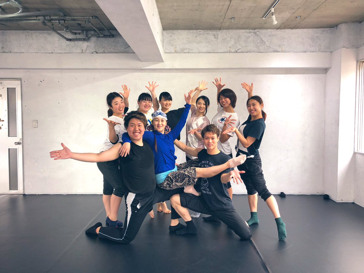 sgk_dance's tweet photo. 本日、ダンスハウス黄金にて平山素子さんのWSに参加させていただきました！✨
体の作り方から振りの作り方まで沢山の事を教わることができ、一人一人が勉強になったとても良い時間でした🌟
本日の経験を忘れることなく作品作りなどにつなげていきたいと思います。写真も撮っていただきました😊 https://t.co/0nVZXWRv8K