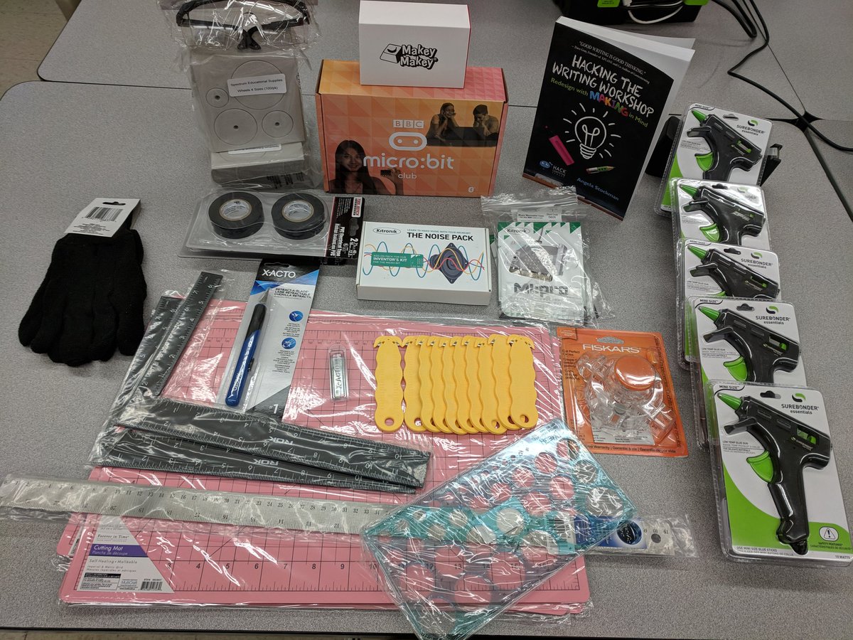 thekylekitchen's tweet photo. You asked, "What's in the box?" for my @CanConnectEd "The Art of Cardboard" give away! Join me on Thursday at 2pm for you're chance to learn about #physicalcoding and #inventionliteracy and your chance to win an extreme cardboard makeover for your class! https://t.co/k4DQ7eceTN