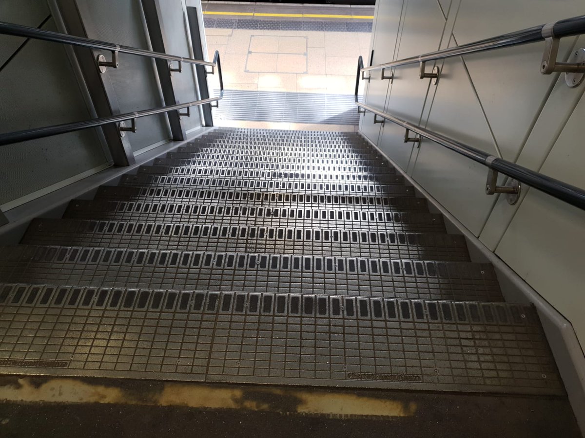 RunMooreRun's tweet photo. @_Team_GB @harrierscroydon @LondonMarathon @ProstateUK Yes, when I got to this at @TLRailUK #Farringdon station this morning #LondonMarathon2019 https://t.co/rhJXSlx5QY