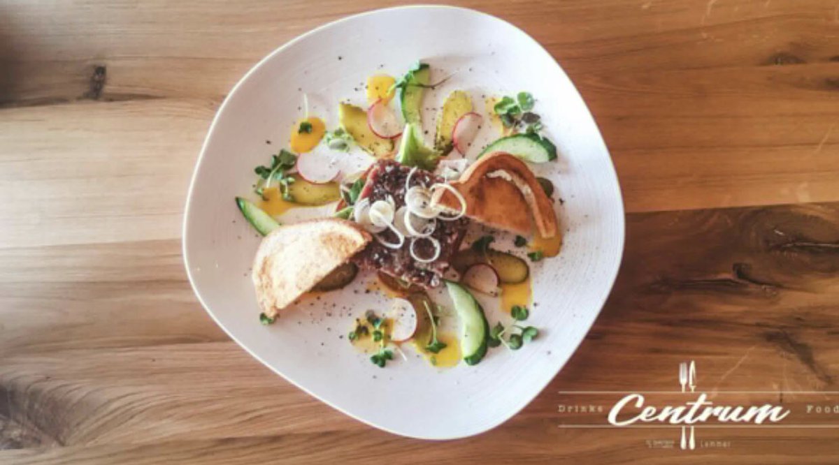Een van de nieuwe gerechten op de kaart is de smaakvolle steaktartaar geserveerd op briochetoast! 😋 #lemmer #diner #food 🍽🍷