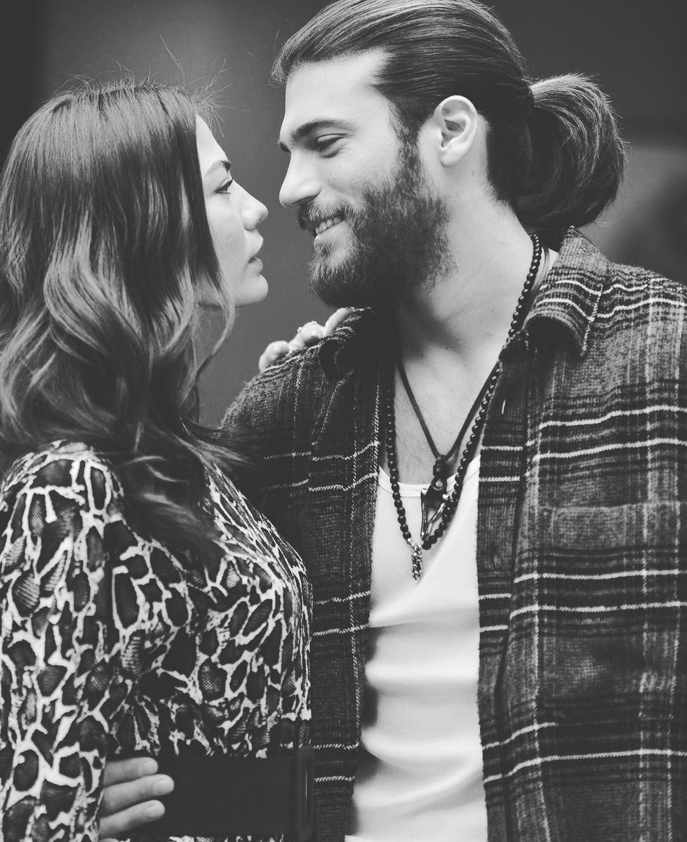 Dikeni batsa da çok kez elime
Uğrunda akacak kanı durdurmam
Koyamam kimseyi bil ki yerine
Yüreğimde açan gülü soldurmam.
#CanEm <a href="/dmtzdmr/">Demet Özdemir</a> <a href="/kandemirtugc/">Tuğçe Kandemir</a>