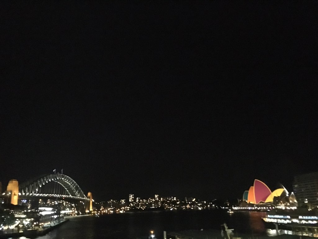hasiAdhi's tweet image. Sydney Opera house illuminated with the colours of the Sri Lankan flag yesterday #lka #PrayForSriLanka