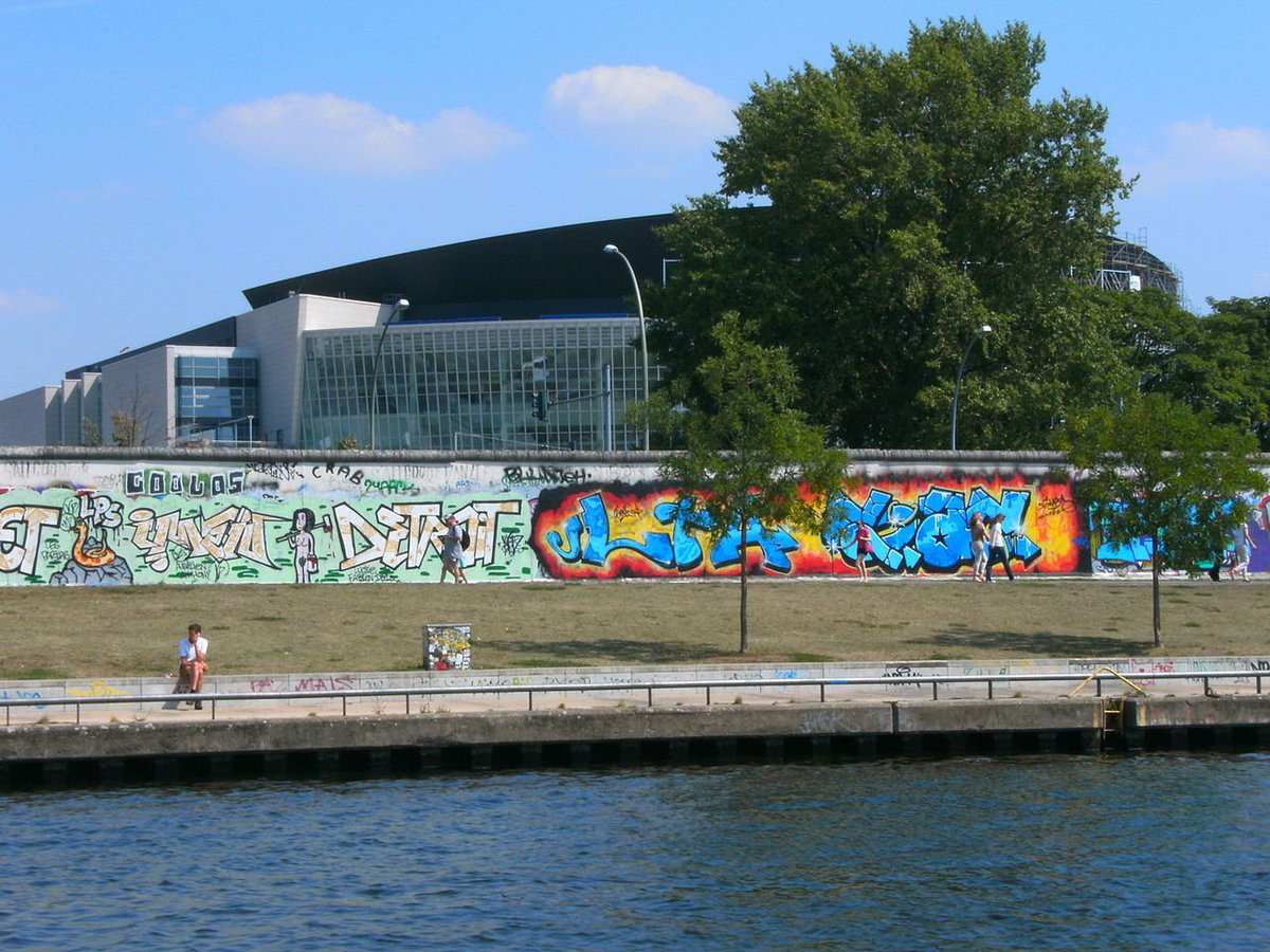 Trekkapp's tweet photo. En uno de los restos de muro se pueden ver murales pintados durante  su caída en 1989. Descubre la East Side Gallery en este enlace https://t.co/cln7SBWZGJ y conoce su historia. #Berlín #Turismo #Galeríadearte https://t.co/irOxKlycT9