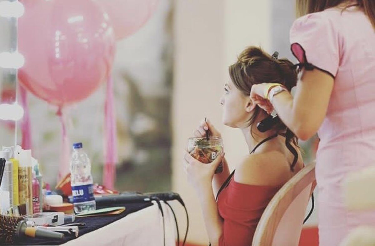 In a rush to get to your event? We can work around you to create your desired look whilst you have a little something to eat and drink, saving you those precious moments to check out your entire look!⁣💋💄 #powderpuffgirls #London #londonevent #event #nightout