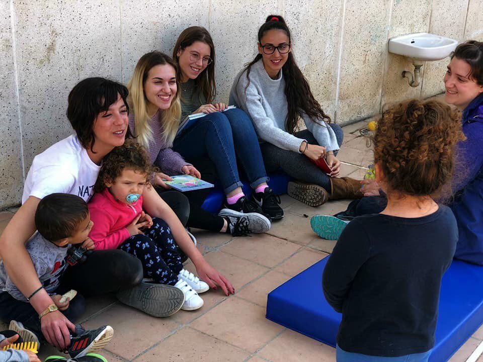 illadelspetits's tweet photo. Diem adéu a una setmana on els contes, les llegendes i les històries ens han acompanyat! Gràcies a les noies de 2n grau CEIP FP Núria pel taller de contes i pintacares i a la Biblioteca @AjuntamentGava per convidar-nos, en especial al Jaume que ens va fer volar la imaginació 📚 https://t.co/2VZVywygYz